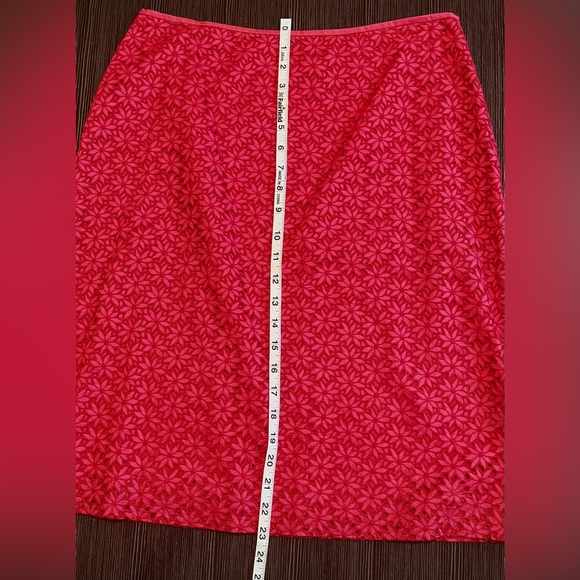 Ann Taylor Pink Embroidered Floral Eyelet Pencil Skirt Size 8 - Picture 7 of 8
